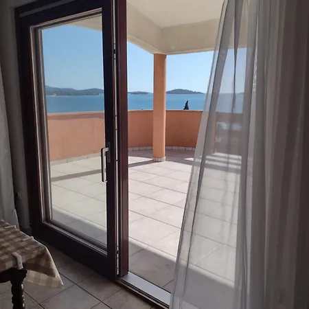 Tomi * Brodarica (Sibenik-Knin)